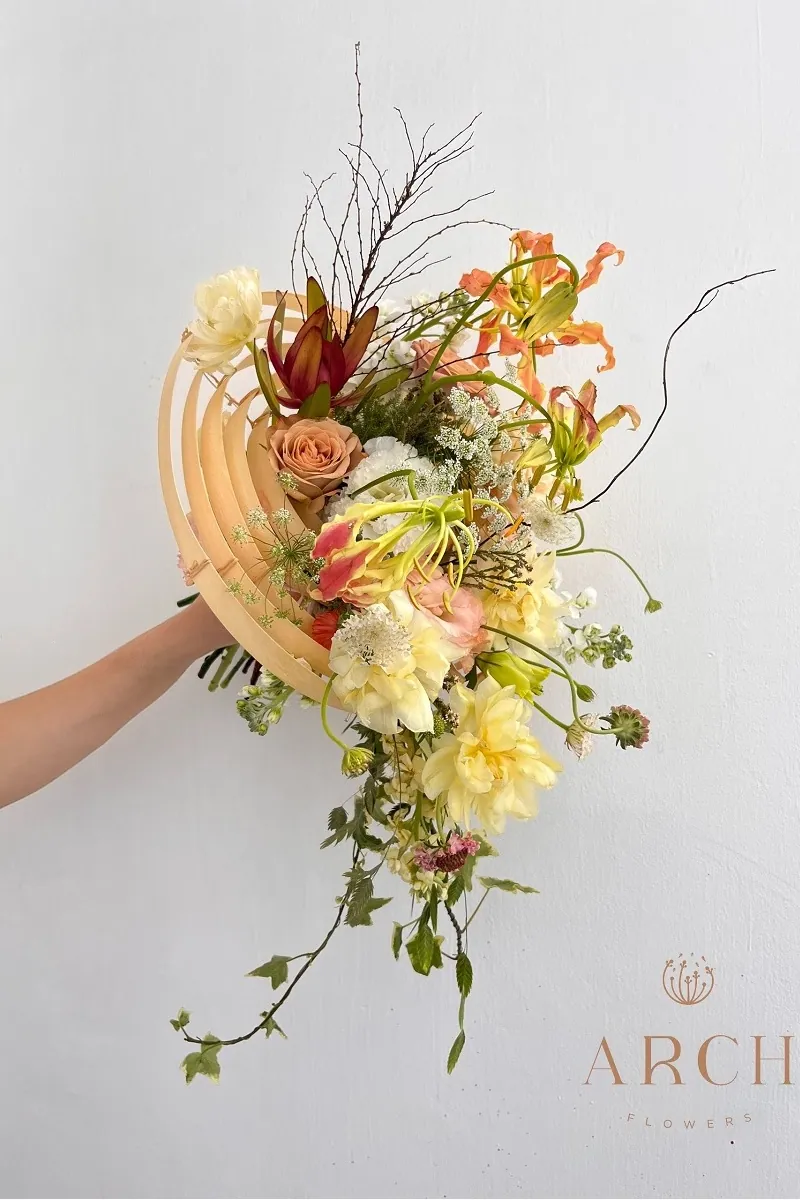 Bó Hoa Cưới Lily Lửa Khung Gỗ Vòng Cung