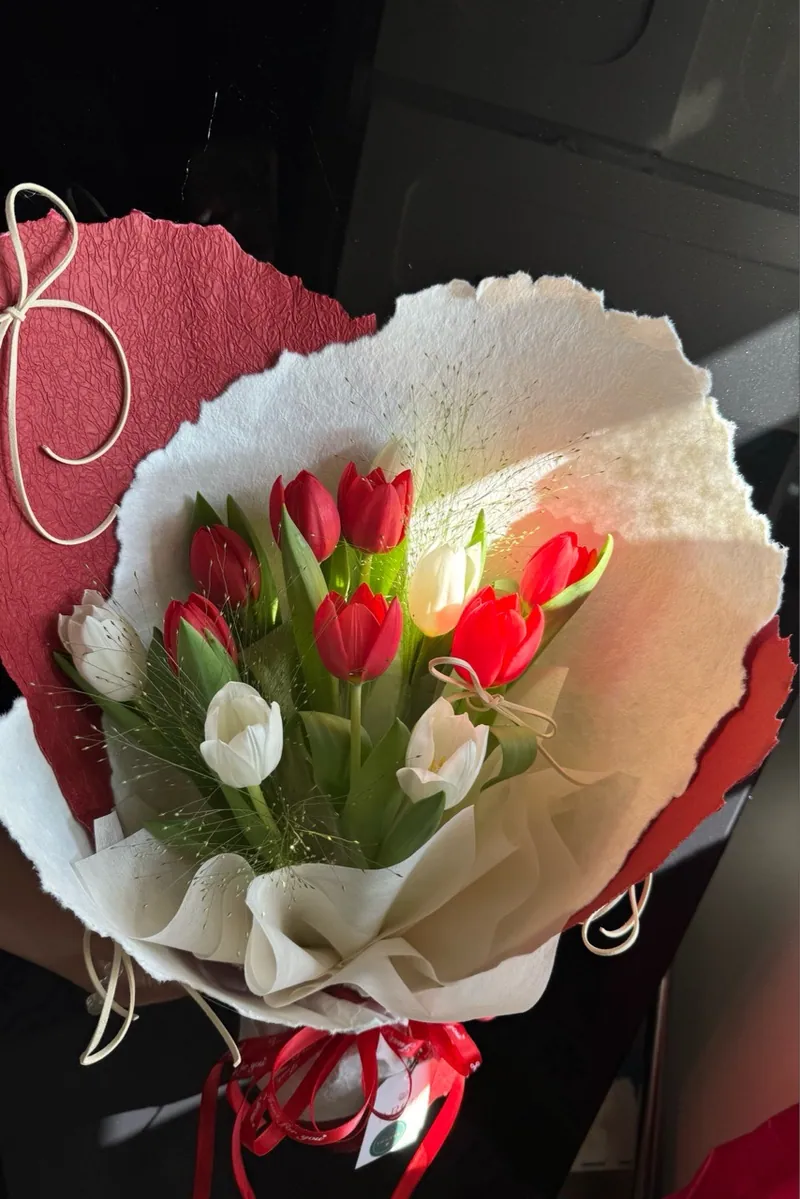 Bó Hoa Tulip Tone Đỏ Trắng Tinh Khôi