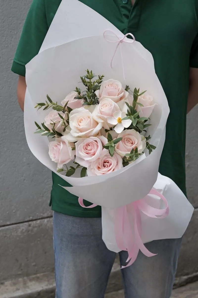 Bó Hoa Hồng Pastel Giấy Trắng Nơ Hồng