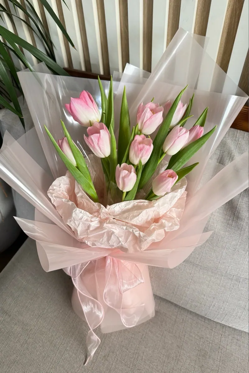 Bó Hoa Tulip Hồng Giấy Hồng Nơ Voan
