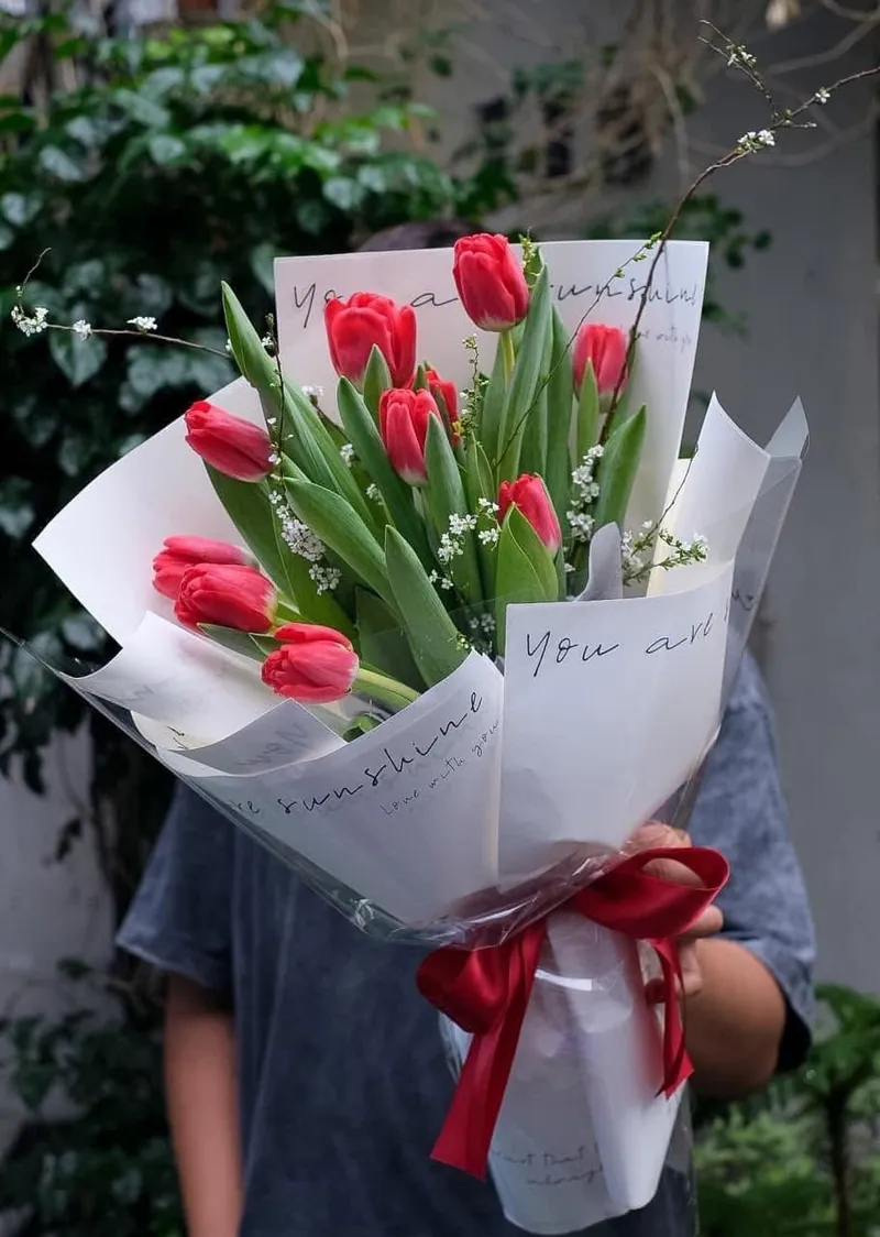 Bó Hoa Tulip Đỏ Tuyết Mai Giấy Trắng
