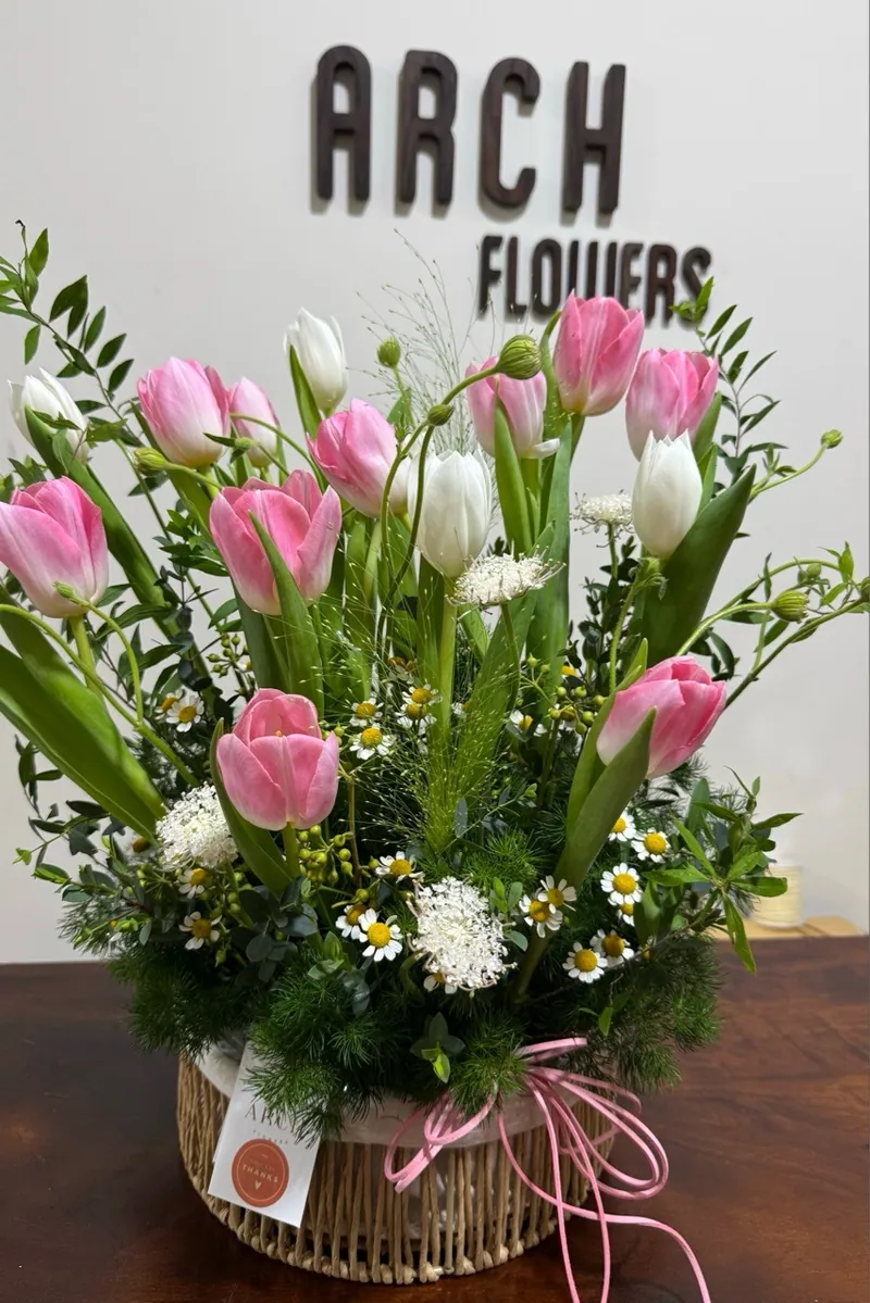 Giỏ Hoa Tulip Hồng Trắng Cúc Tana