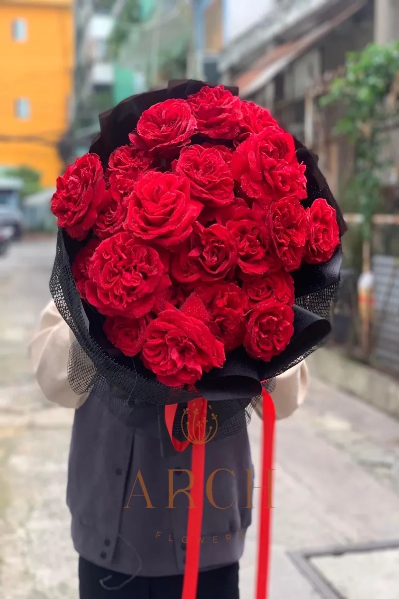 Bó Hoa Hồng Đỏ Ohara Giấy Đen Lưới