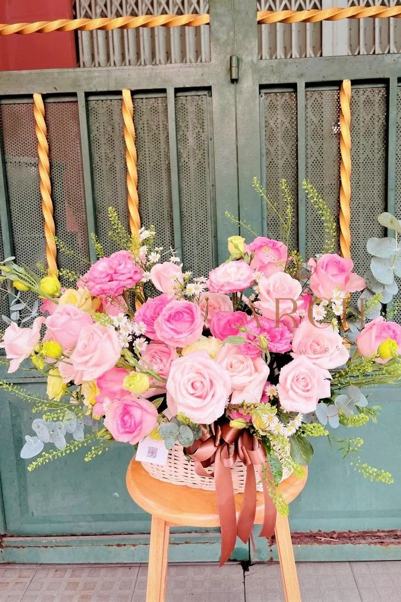 Giỏ Hoa Hồng Pastel Giỏ Mây Trắng Nơ Nâu