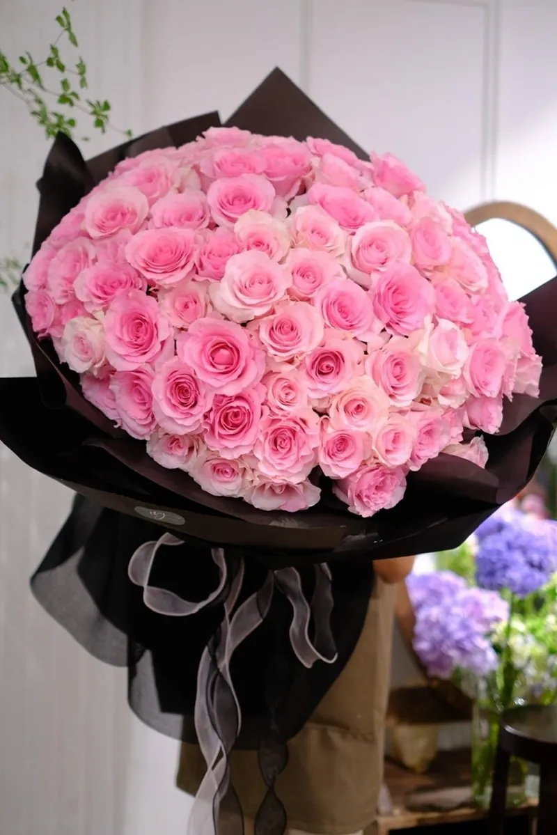 Bó Hoa Hồng Phấn Giấy Đen