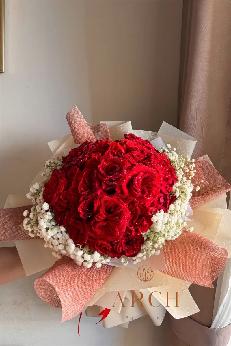 Bó Hoa Hồng Đỏ Ohara Viền Baby Trắng