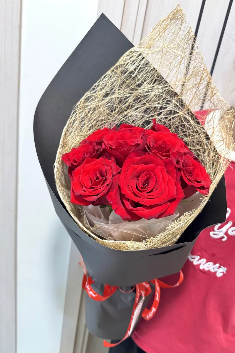 Bó Hoa Hồng Đỏ Giấy Đen Lưới Vàng