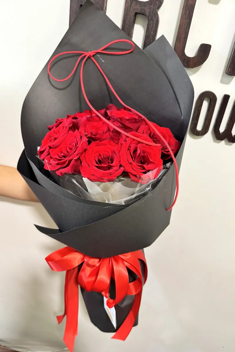 Bó Hoa Hồng Đỏ Giấy Đen