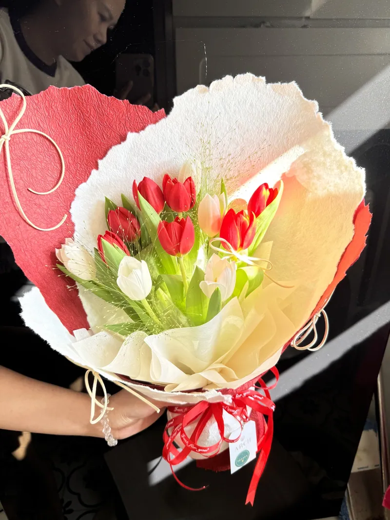 Bó Hoa Tulip Đỏ Trắng